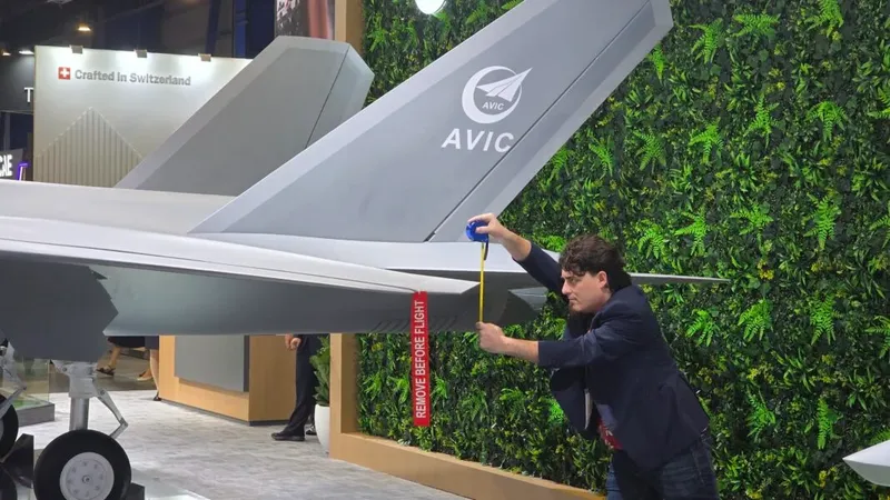 拉奇在防務展用捲尺丈量中國 AVIC 無人機